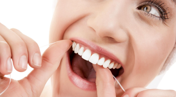 O uso de fio dental diariamente impede problemas na saúde bucal
