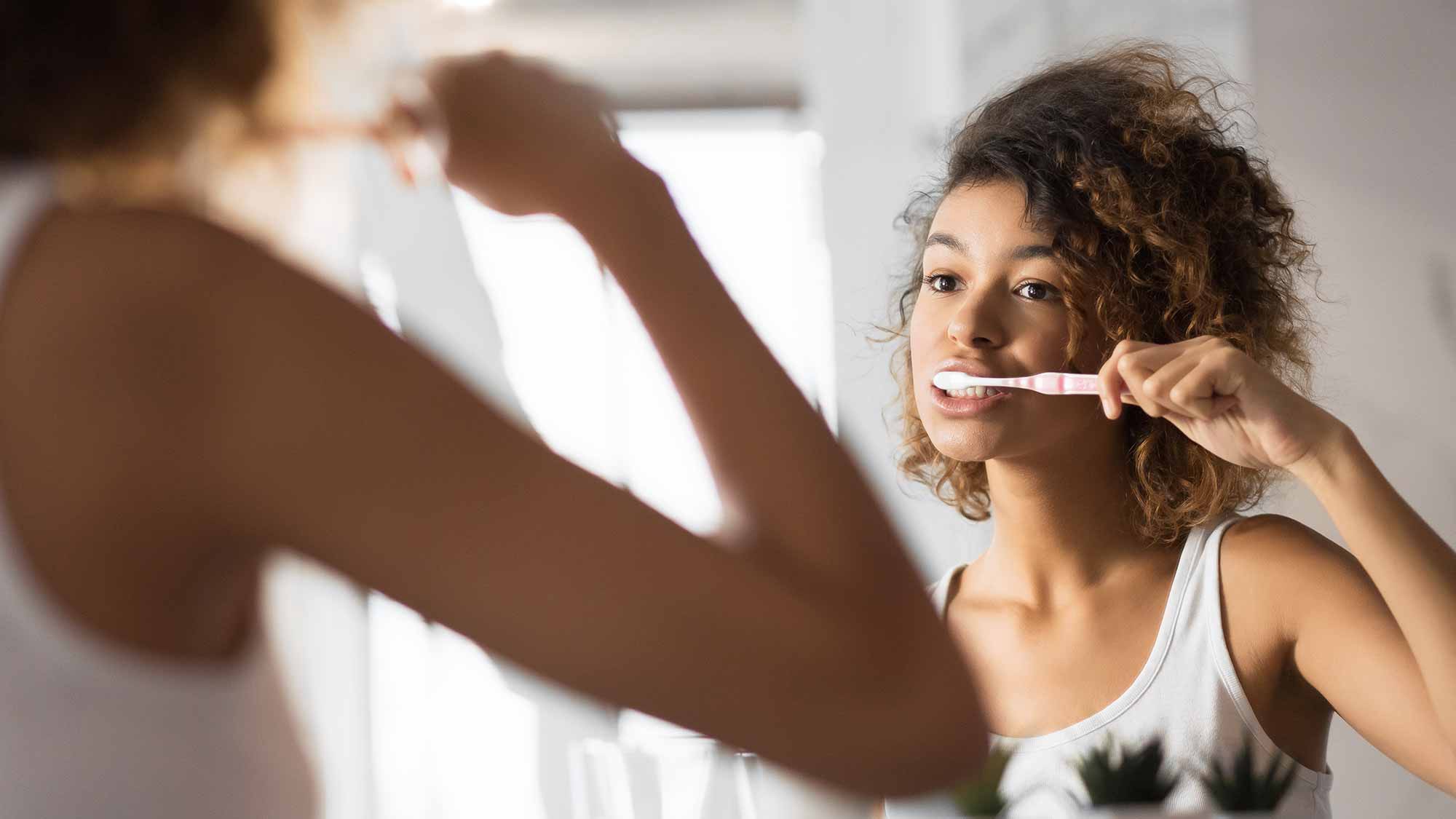 Escovar os dentes: devo fazer antes ou depois do café da manhã?