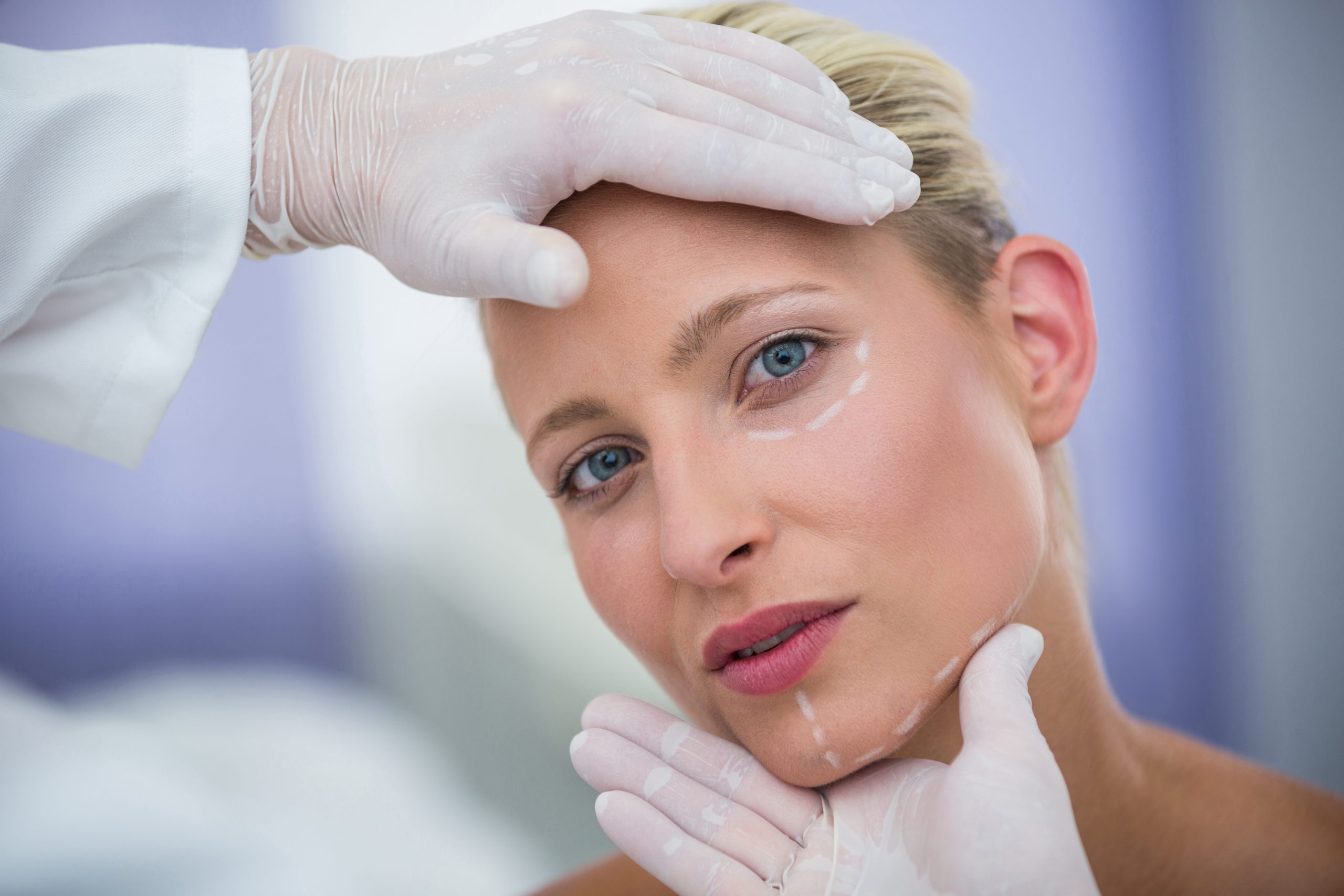 Mulher fazendo harmonização orofacial