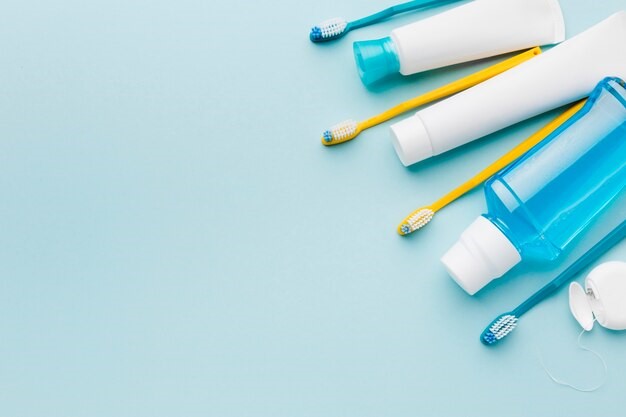 Escovas de dentes e pasta de dentes na higiene bucal